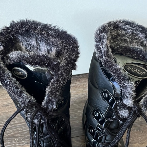 Womens Khombu ANGEL Winter Snow Boots Blk
Quilted Faux Fur Patent Waterproof - Picture 4 of 9